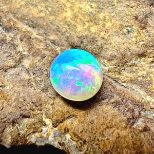 Cabochon di opale di fuoco etiope, opale rotondo da 2,90 ct, pietra preziosa di opale sciolta. Dimensioni: 10 x 6 mm. Cabochon di opale multi fuoco, pietra preziosa di opale di fuoco etiope sciolta.