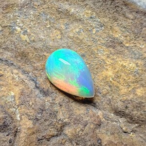 Cabochon di opale di fuoco multiplo, pietra preziosa sciolta di opale a forma di pera da 2,60 ct, dimensioni: 11x7x5 mm. Opale di fuoco etiope sciolto, pietra preziosa sciolta appariscente.