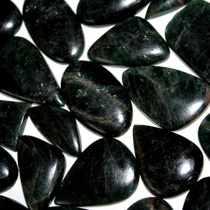 Lote de cabochão de apatita verde natural, lote de cabochão de apatita verde por atacado, formatos mistos, todos os tamanhos.