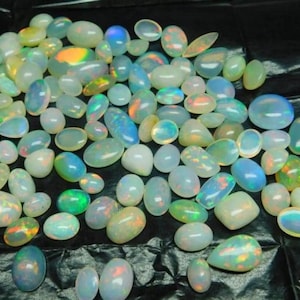 Natuurlijk vuuropaal, 6 x 4 mm. Groothandelsprijs Gewicht verstandig Mix Vorm Alle maten beschikbaar Cabochon Lot opaal Cabochon Ethiopische opaal edelsteen lot.