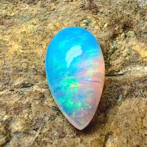 Cabochon di opale di fuoco etiope, pietra preziosa sciolta a forma di pera da 4,40 ct, dimensioni: 16x10x7 mm. Opale di fuoco etiope, pietra preziosa sciolta appariscente.