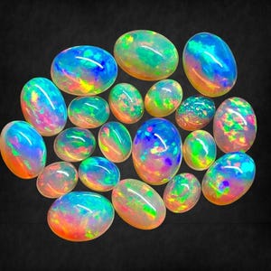 AAA+++ Lotto di cabochon di opale etiope naturale di alta qualità Lotto di opale Welo Lotto di opale di dimensioni libere Lotto di opale di fuoco multiplo per la creazione di gioielli