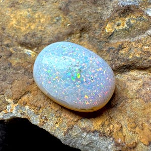 Opale doppietto australiano da 12 carati, dimensioni: 19x13x6 mm. Opale doppietto naturale, pietra preziosa di qualità cabochon australiana, per la creazione di gioielli.