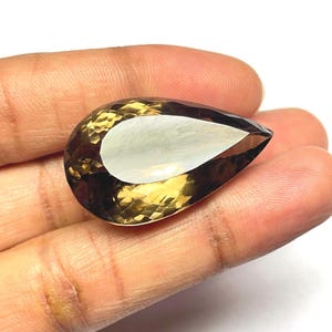 Quarzo fumé a forma di pera, 33x19x14 mm. Pietra preziosa sciolta, 57,30 ct, cabochon di quarzo fumé per la creazione di gioielli.