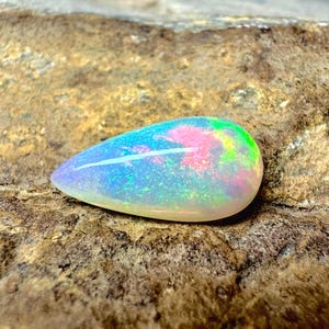 2,80 cts, cabochon d'opale de feu d'Éthiopie, taille - 15 x 8 x 4 mm, opale en vrac, opale multi Fire Cab, opale de feu en vrac.