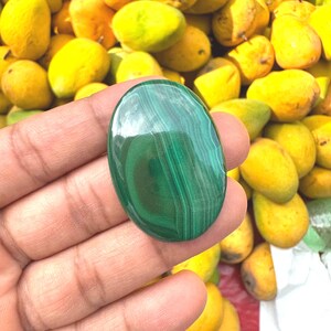 天然マラカイトカボション、マラカイト宝石カボション、114.30カラットサイズ-43x30x6MM、ジュエリーペンダント用高品質マラカイトカボション宝石