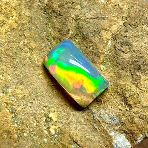 2,70 carati, opale di fuoco etiope, pietra preziosa di opale cabochon, 12x7X5 mm. Opale di fuoco sfuso appariscente. Pietra preziosa di opale di fuoco sfuso etiope.