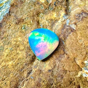 Cabochon di opale di fuoco etiope, pietra preziosa sciolta a forma di cuore da 2,40 ct, dimensioni: 11x11x5 mm. Opale, pietra preziosa sciolta di opale di fuoco etiope appariscente.