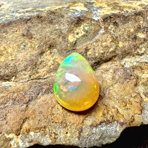 Cabochon di opale di fuoco etiope da 5,30 ct, dimensioni: 15x11x7 mm, pietra preziosa di opale sciolto. Opale Multi Fire Cabochon, pietra preziosa di opale di fuoco sciolta.