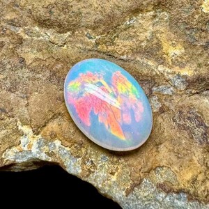 Opale naturale etiope, cabochon di opale di fuoco, pietra preziosa sciolta di opale da 2,45 ct. Dimensioni: 12x9x4 mm. Cabochon di opale sciolto, pietra preziosa sciolta di opale di fuoco etiope.