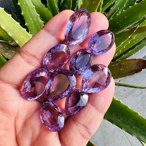 Lot de pierres taillées en améthyste naturelle, lot de pierres précieuses en améthyste à facettes, 10 à 20 carats. Moy. Lot de formes mélangées d'améthyste, lot d'améthyste à facettes, lot d'améthyste