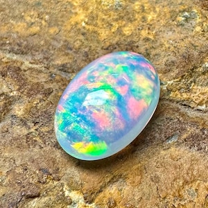 Opale etiope, cabochon di opale di fuoco, pietra preziosa sciolta di opale da 3,15 ct. Dimensioni: 14x10x6 mm. Cabochon di opale sciolto, pietra preziosa sciolta di opale di fuoco etiope.