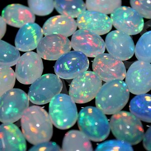 Hochwertiger natürlicher äthiopischer Opal Multi Feuer Oval Form Cabochon Edelstein, Alle MM Größe machen Schmuck Ring.