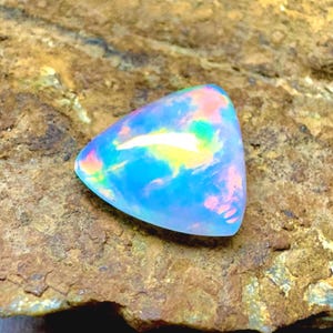 Cabochon di opale di fuoco multiplo, pietra preziosa sciolta di opale a forma di trillione da 2,80 ct, dimensioni: 12x11x5 mm. Opale di fuoco, pietra preziosa sciolta di opale di fuoco etiope appariscente.