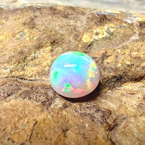 Cabochon d'opale de feu d'Éthiopie, opale ronde de 1,80 cts, opale en vrac taille - 9 x 5 mm Opale Multi Fire Cab, opale de feu d'Éthiopie, pierre précieuse en vrac.