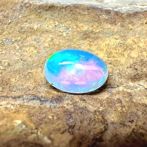 Cabochon di opale di fuoco etiope, pietra preziosa di opale sciolta da 2,80 ct. Dimensioni: 12x9x5 mm. Cabochon di opale multi fuoco, pietra preziosa sciolta di opale di fuoco etiope.