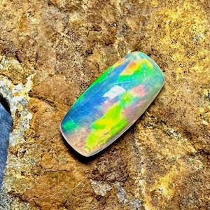 Cabochon di opale di fuoco etiope, 3,10 ct, cabochon 15x7x5 mm. Opale di fuoco sciolto con pietra preziosa. Opale di fuoco sciolto appariscente. Pietra preziosa sciolta di opale di fuoco etiope.