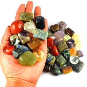 Lote de cristais de cura misturados e rolados, pedras misturadas e roladas, todas de jaspe, pedra preciosa de ágata, tamanhos de formas misturadas. Chips de lote polido e rolados por atacado.