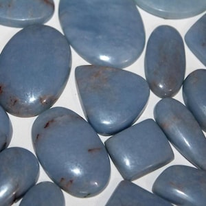 Lote de pedras preciosas naturais de cabochão angelita a granel, formas variadas e todos os tamanhos. Melhor preço de quilograma de pedra preciosa.