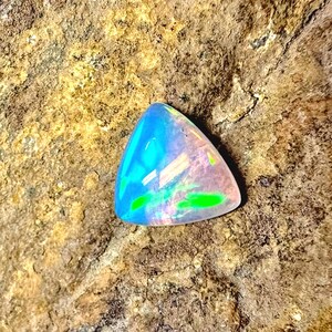Cabochon di opale di fuoco naturale, pietra preziosa di opale a forma di trilliano da 1,40 ct. Dimensioni: 9x9x4 mm. Cabochon di opale multifuoco, pietra preziosa sfusa di opale etiope.
