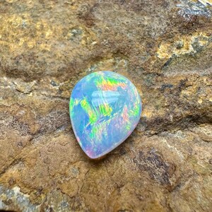 Opale di fuoco cabochon naturale etiope, pietra preziosa sciolta di opale da 2,20 ct. Dimensioni: 12x9x3 mm. Opale di fuoco cabochon naturale etiope.