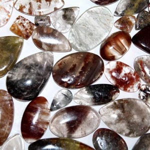 Lote de kilogramos de piedras preciosas cabujón de cuarzo de jardín para hacer joyas para colgantes en todos los tamaños y formas mezclados.