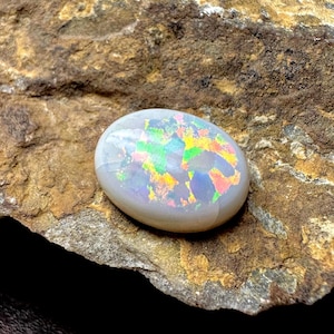 Opale doublet d'Australie 10,20 cts, dimension - 17x13xx6 mm Opale doublet naturelle Opale australienne de qualité cabochon pour la fabrication de bijoux.