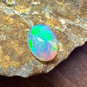 1,70 ct, cabochon di opale di fuoco multiplo, pietra preziosa sciolta di opale, 11x8x4 mm. Opale di fuoco sciolto appariscente, pietra preziosa sciolta di opale di fuoco etiope.