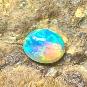Cabochon d'opale de feu d'Éthiopie, opale en vrac de 1,70 cts - 9 x 8 x 5 mm Opal Multi Fire Cab, opale de feu d'Éthiopie en vrac.