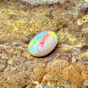 Opale etiope sciolto, cabochon di opale di fuoco, pietra preziosa di opale sciolta da 2,50 ct. Dimensioni: 13x9x5 mm. Cabochon di opale naturale, pietra preziosa sciolta di opale di fuoco etiope.