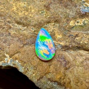 Cabochon di opale di fuoco etiope, pietra preziosa sciolta da 1,50 ct, dimensioni: 13x8x3 mm. Raro pezzo di opale sciolto, pietra preziosa sciolta di opale di fuoco etiope.