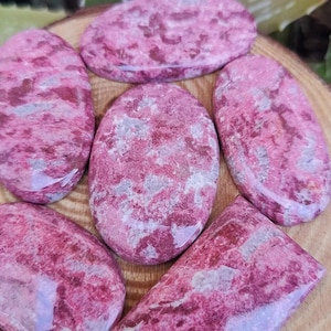 Cabochon en thulite de qualité supérieure, mélange de formes naturelles de pierres précieuses de thulite, lot de gros rose, poli fait main, beau cabochon pour la fabrication de bijoux.