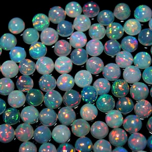 Pietra preziosa cabochon rotonda multifuoco in opale bianco naturale, dimensioni 6 mm, per la realizzazione di gioielli e anelli.