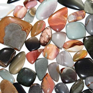 Pologram Meilleure offre Kilo gramme Vente en gros Pologramme Cabochon Lot mélanger Forme et taille Collier Pendentifs Pour bagues Vente en gros Lot en vrac.