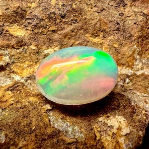 Cabochon di opale di fuoco etiope, pietra preziosa sfusa da 2,60 ct, dimensioni: 12x9x5 mm. Raro pezzo di opale sfuso, pietra preziosa sfusa di opale di fuoco etiope.