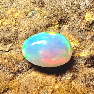Loser äthiopischer Feueropal-Cabochon, 2.50 Cts Lose Opal-Edelsteingröße - 11x8x5 mm Opal Multi Fire Cab, äthiopischer Feueropal-Lose Edelstein.