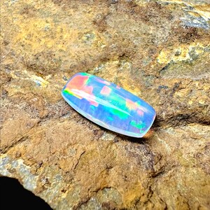 Cabochon d'opale de feu d'Éthiopie en vrac, 2 cts, pierre précieuse d'opale 15x7x3 mm, opale de feu de cabine en vrac, pierre précieuse multi-opale de feu d'Éthiopie naturelle.
