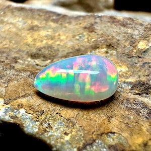 Opale etiope sfuso, cabochon di opale di fuoco, pietra preziosa di opale sfusa da 3,30 ct. Dimensioni: 13x9x5, opale di fuoco multiplo, pietra preziosa sfusa di opale di fuoco etiope.