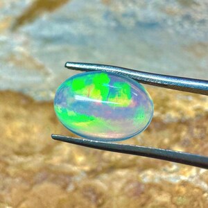 Cabochon di opale di fuoco etiope, pietra preziosa sfusa da 2,80 ct, dimensioni: 12x9x5 mm. Raro pezzo di opale sfuso, pietra preziosa sfusa di opale di fuoco etiope.