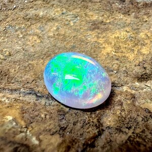 Cabochon di opale di fuoco etiope sfuso, pietra preziosa di opale sfusa da 2,20 ct. Dimensioni: 12x10x4 mm. Cabochon di opale multi fuoco, pietra preziosa sfusa di opale di fuoco etiope.