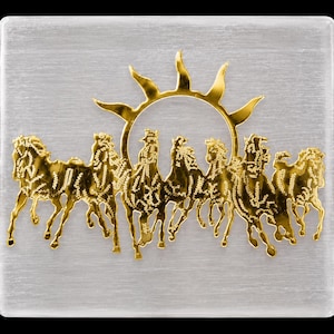 Puede incluir: Una placa cuadrada de color plata cepillada con un relieve metálico dorado de seis caballos corriendo frente a un sol estilizado con rayos radiantes. Los caballos están representados en movimiento, dispuestos en una línea horizontal.