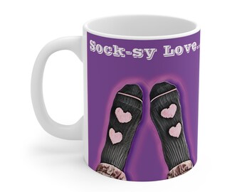 EU-Tasse mit Sock-sy-Love-Motiv – gemütliche Füße mit Herzsocken-Kaffeetasse – perfektes Geschenk für Sockenliebhaber und gemütliche Abende.