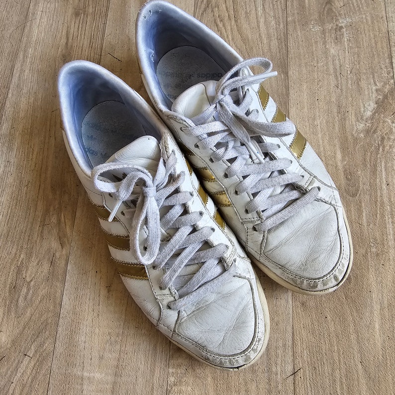 Extrem abgenutzt jeden Tag getragene Sportschuhe Turnschuhe Weiße Turnschuhe Gebrauchte Damen Schuhe Geruchsintensive Liebhaber Sammler Bild 4