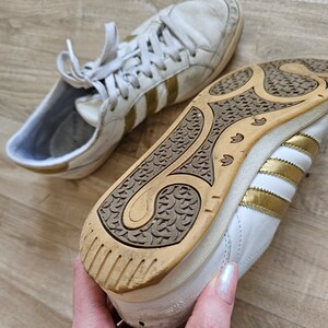 Extrem abgenutzt jeden Tag getragene Sportschuhe Turnschuhe Weiße Turnschuhe Gebrauchte Damen Schuhe Geruchsintensive Liebhaber Sammler Bild 2