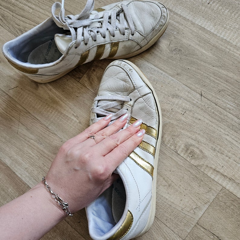 Extrem abgenutzt jeden Tag getragene Sportschuhe Turnschuhe Weiße Turnschuhe Gebrauchte Damen Schuhe Geruchsintensive Liebhaber Sammler Bild 6