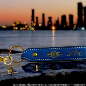 Llavero de cuero con forma de bóveda personalizado | Nombre y número personalizados | Equipo único de inspiración postapocalíptica