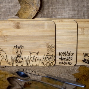 Può includere: Tre taglieri in legno con disegni incisi. Il primo tagliere presenta una giraffa, un rinoceronte, un elefante e un leone. Il secondo tagliere dice "world's best mom". Il terzo tagliere dice "WORLD'S BEST DAD".