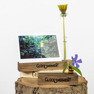 Personalisierbare Foto- Kartenständer mit mini Vase/ Bildhalter aus recyceltem Holz mit Lasergravur personalisierbar