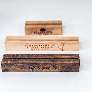 Foto- Kartenständer/ Bildhalter aus recyceltem Holz mit Lasergravur personalisierbar