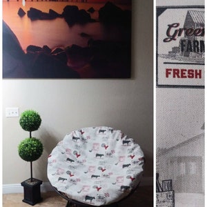 Pu&ograve; includere: Una sedia con motivo bianco e rosso con una base in metallo nero. La sedia &egrave; davanti a un muro con una stampa su tela di un tramonto su un molo e una pianta verde in vaso.